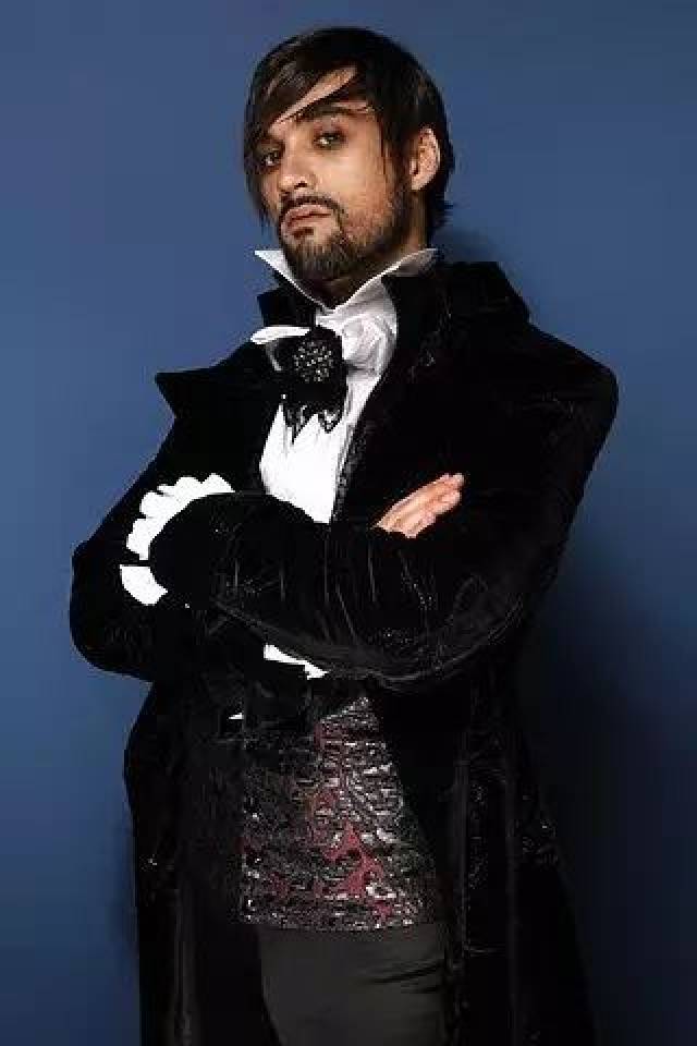 莫爹,即莫扎特父亲,可谓是全剧上半场的摇滚担当,全剧开场的第一嗓就