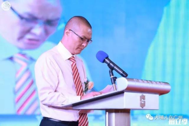 接着进行授牌仪式: 大埔县刘辉堂副县长给张钢仁会长授牌.