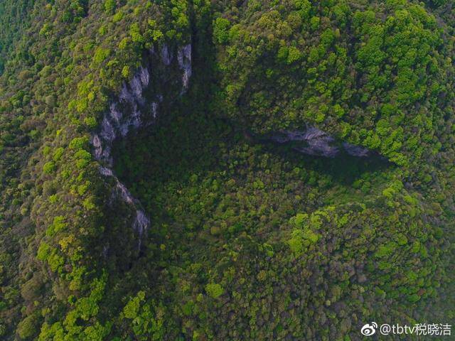 镇巴三元圈子崖天坑图片