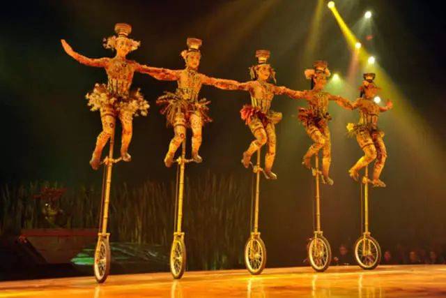 独轮车和金属碗