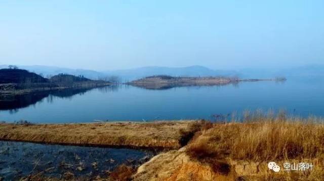 平逢山的主峰有兩個,一是伏羲埋葬龍馬的地方龍馬古堆;二是妯娌遺址