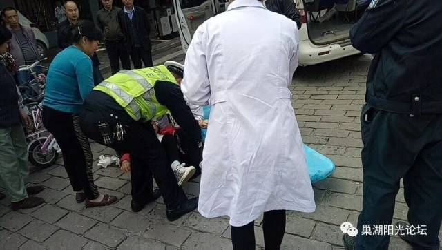 突发巢湖二中门口一女孩骑车摔倒在地满身是血幸亏有他们