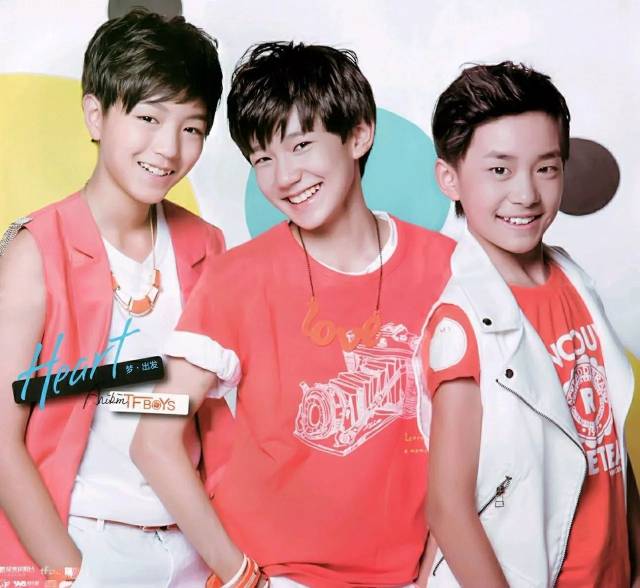 2009年,加入"飞炫少年"组合,被媒体喻为"内地版小虎队",组合有三个