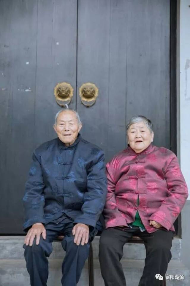 爷爷85岁,奶奶82岁,相依相偎64年