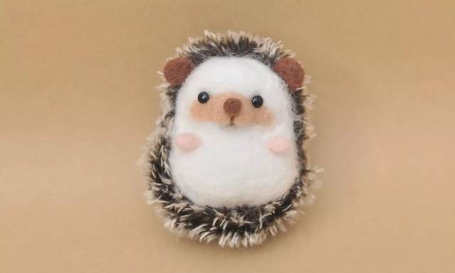 用粉色不织布戳两个小小的水滴形前肢,用戳针固定在合适的位置.