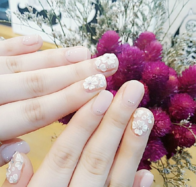 新娘美甲白色带钻图片、简单大方2017新款