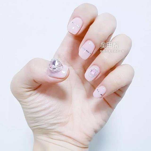 拍婚纱照适合做什么美甲?