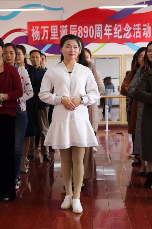 吉水团县委组织勤练礼仪迎来宾,服务活动敬万里