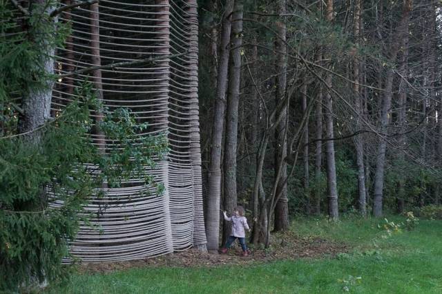 艺术家,工匠,建筑师,作家,摄影师,瑜伽师和森林儿童的多学科部落聚集