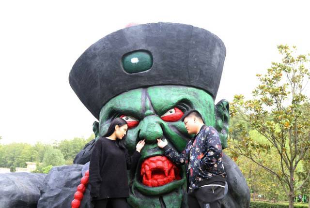 僵尸王气疯了!一对情侣在欢乐谷拍大片搞鬼