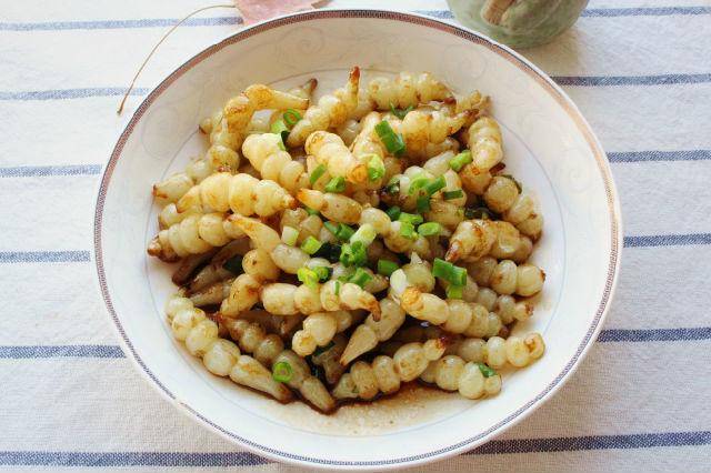 女友端一盘炒虫子出来,仔细看才知道是个好东西,不吃白不吃