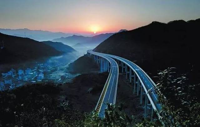 浙赣铁路,衢常铁路,杭衢高速公路,320和205国道横贯境内,民航班机连接