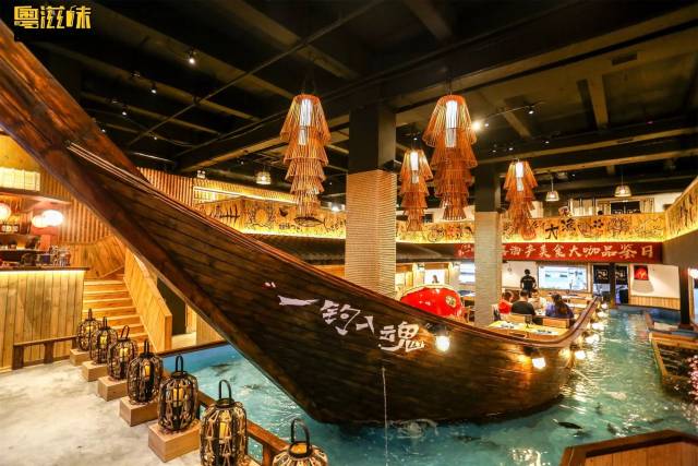 它以渔船平安归来入港的姿势 坐落在餐厅正中