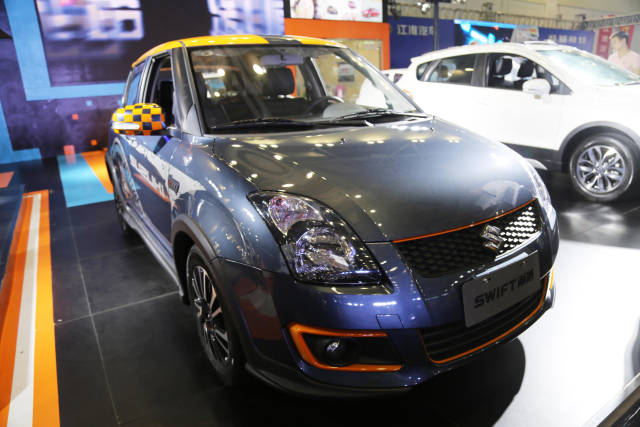 长安铃木雨燕8万级别a0级车标杆车展实拍