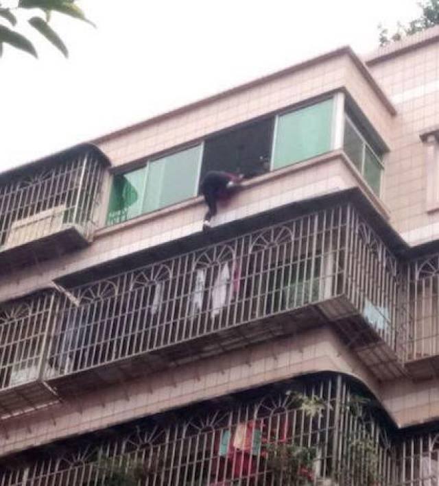 女子身挂8楼窗外 民警一双大手拉回