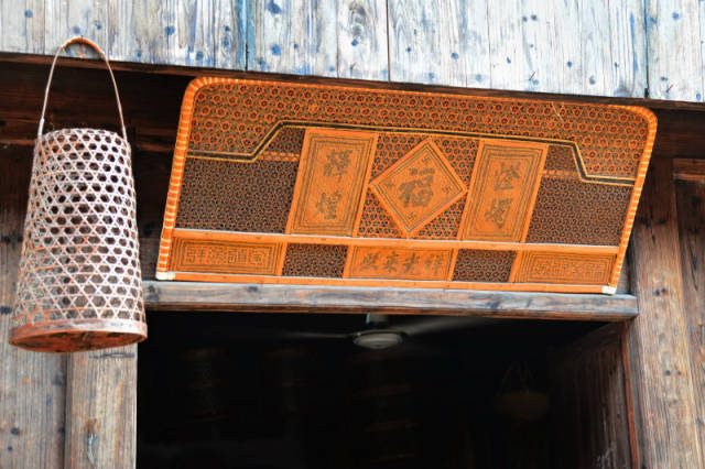 古镇上的能工巧匠非常多,这是一家篾匠店,就是竹编,瞧这门头就是用篾