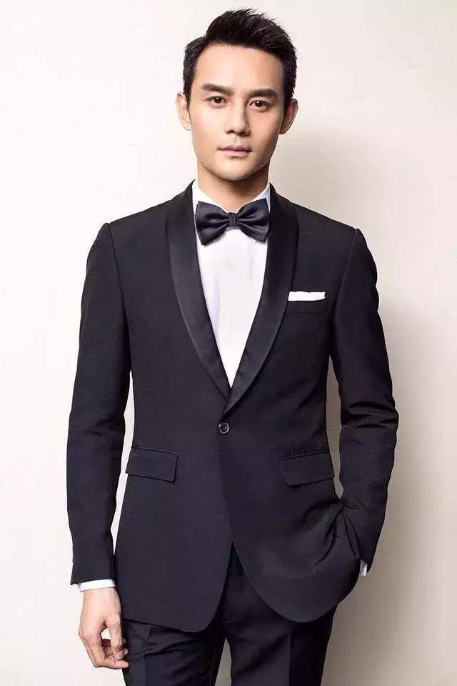 说了多少遍了,西装你穿真的不好看,可以选择汉服