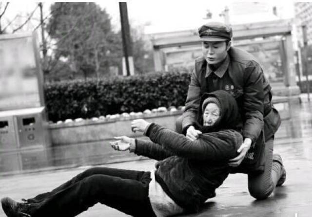 如此情景,张亮心中有些愤怒,于是走上前,二话不说地将老太题扶起来