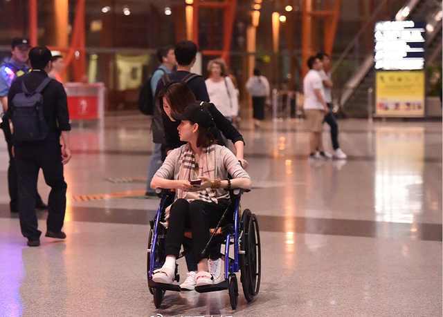 胡静脚缠绷带坐轮椅出行,网友:拿督老公要问责怎么办?