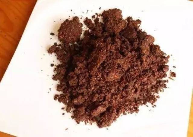 3,香糟泥倒入盛器,加入花雕酒,料酒等.