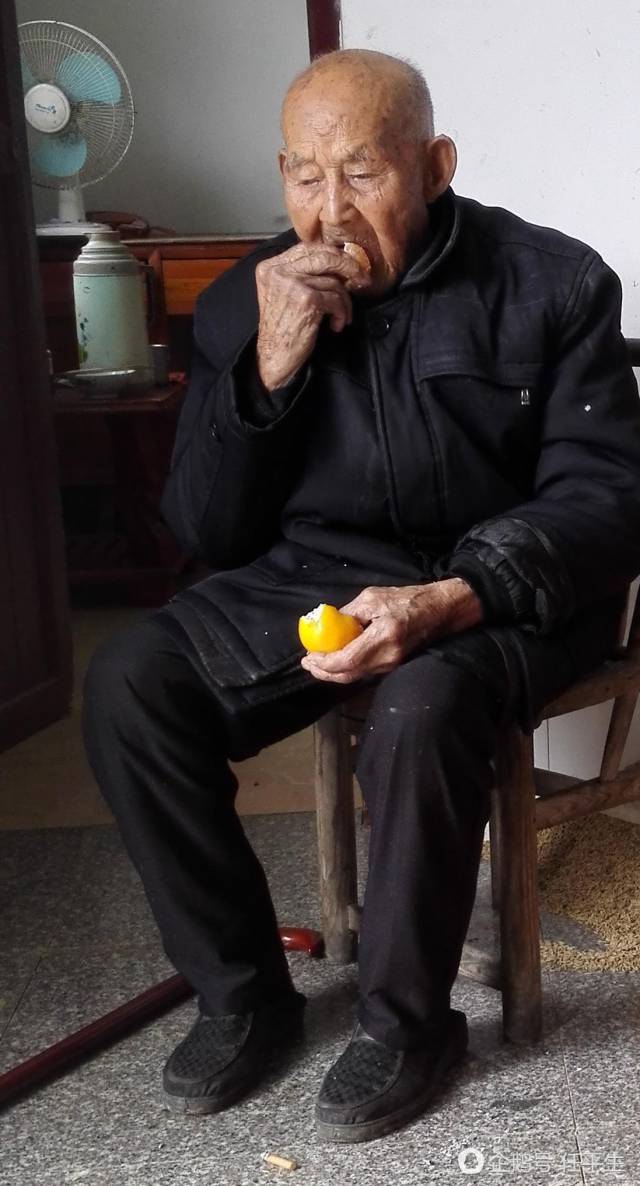 106岁老人边抽烟边吃橘子每天抽1包烟每餐1大碗饭