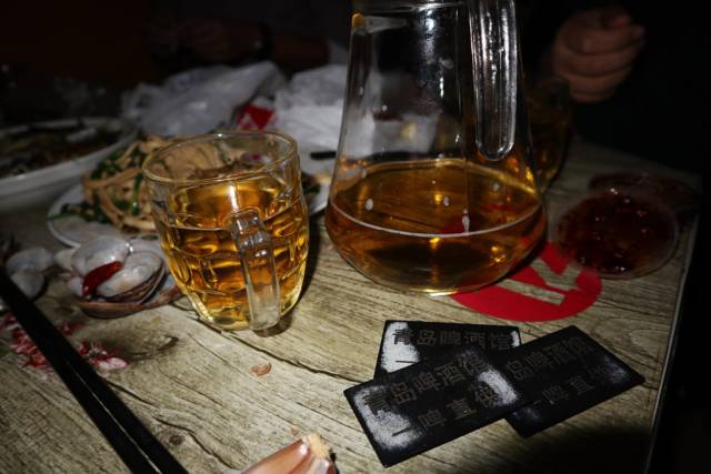 真奇葩青岛啤酒屋喝酒数牌子3个人6扎酒共花200块钱吃得真爽