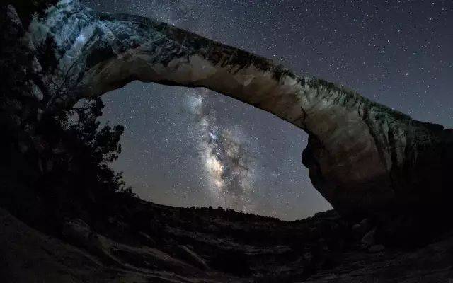 浓墨一般漆黑的夜空,让人肉眼就能观测到银河带和辨别各种遥远星系和