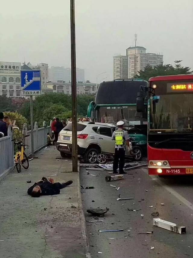 要紧噢~南宁白沙大桥发生交通事故,小车司机当场死亡!