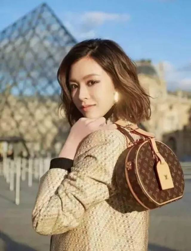 lv小圆包已上线,还在背小盒子大手袋的话你就out了!