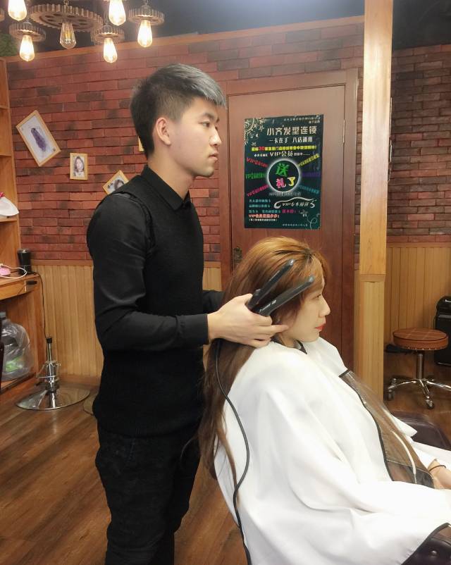 (小柯工作照)在市区东大直街大世界写字楼小齐美发店,造型师小柯告诉