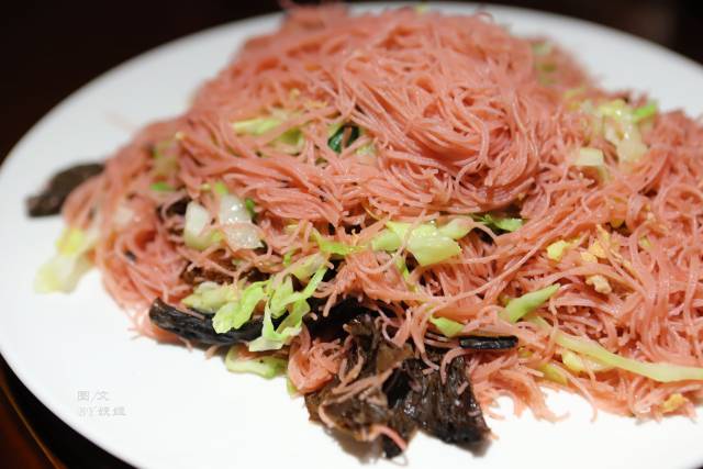 【红菇焖米粉】红菇的色泽浸入米粉中,粉色的一份炒米粉,颜色很少见