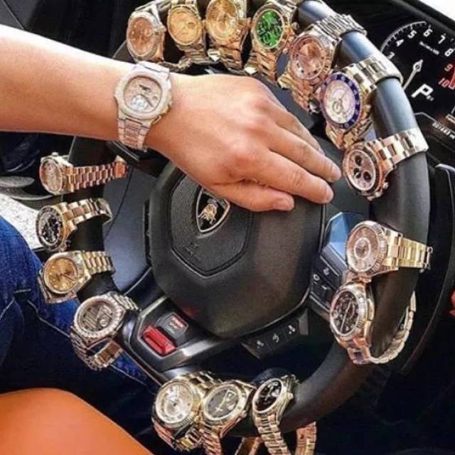 这是一个叫richkidstirana的ins账号,意为阿尔巴尼亚富二代,怎么个富
