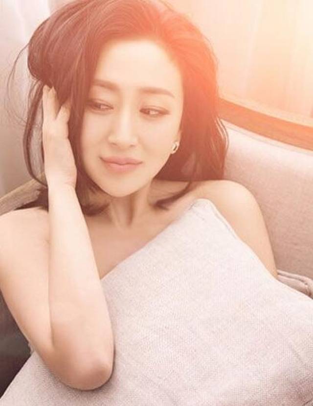 石琳夏日阳光写真 尽显慵懒性感