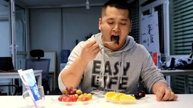 皮蛋 橙子 这是一个完全不能容忍的味道,就像拉稀的屎味.