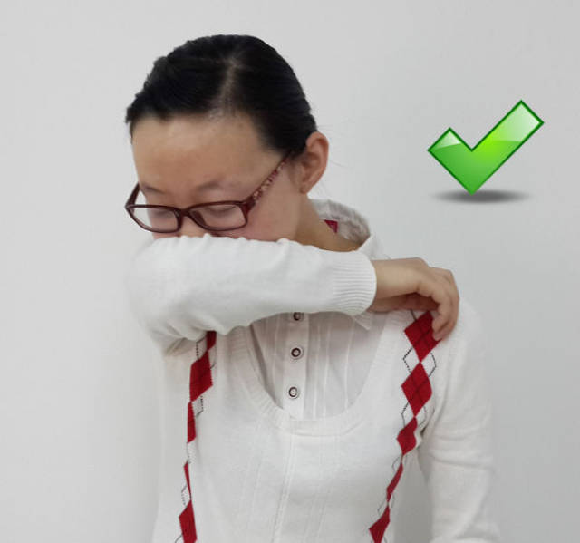 如何教小宝宝正确的打喷嚏?不能捂着嘴,要学吸血鬼