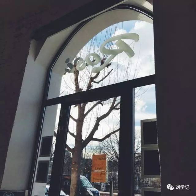 刘学记:坐在rosi kaffeehaus und bar的窗前感受城市的宁静