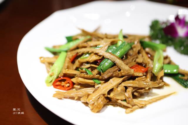 【三层肉炒笋干】同样是一道很下饭重咸的笋干,笋干脆嫩,非常好吃.