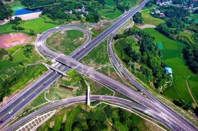 同时,争取开工建设泸贵高速公路,打造川黔最短通道,全面贯彻精准扶贫