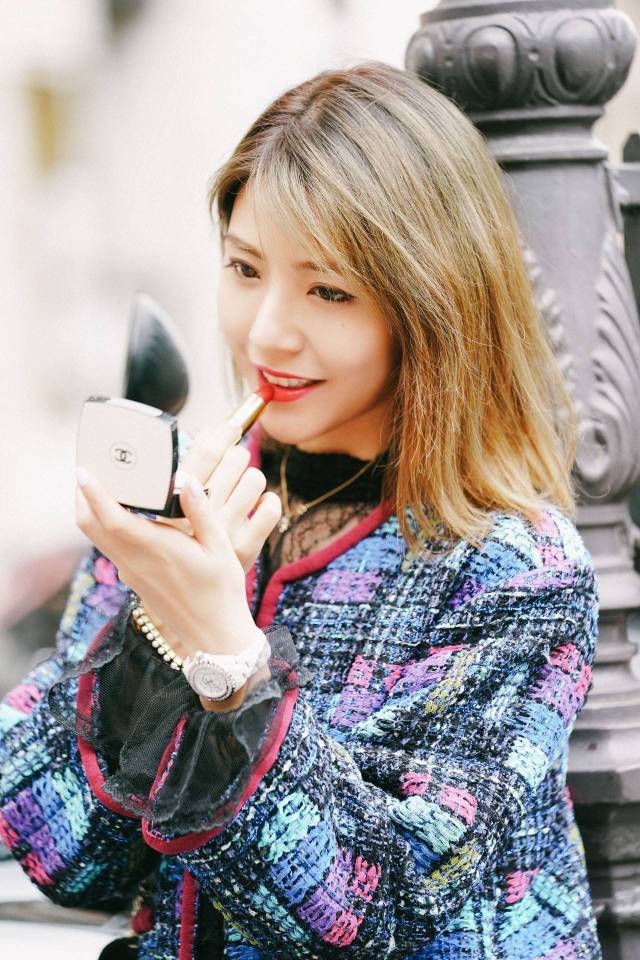 独立优雅的mv-michelle侧身倚靠在机车上,时髦地补上红唇膏,仿佛下