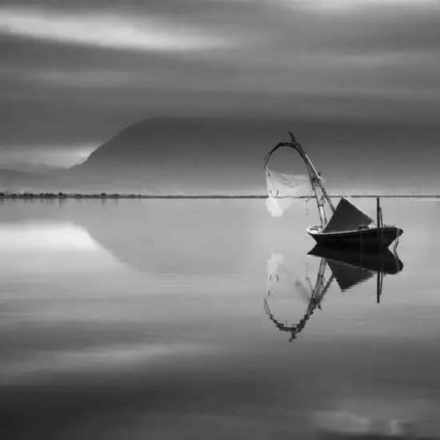 黑白极简:穿透屏幕的孤独!