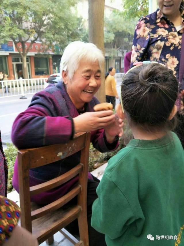 老人慈祥地摸着宝贝的脸,说"孩子多懂事,多可爱!