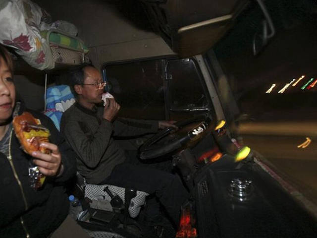 实拍卡车夫妻的真实生活:吃饭睡觉都在车上,辛苦程度无法言说