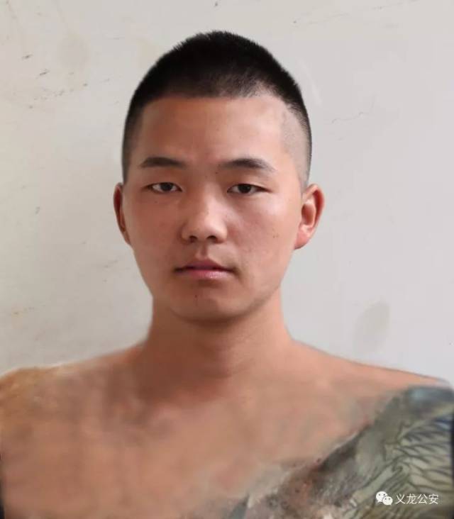 9cm,左胸至左肩部及左上臂有过肩龙形图案纹身;上身外穿"yuanbo"