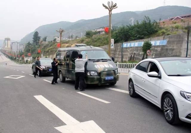 模擬運鈔車押運途中遭歹徒車輛攔截搶劫