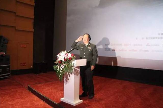 丽江歌手马涛演唱了电影主题曲《云中的村庄》,沙玛学锋演唱了电影