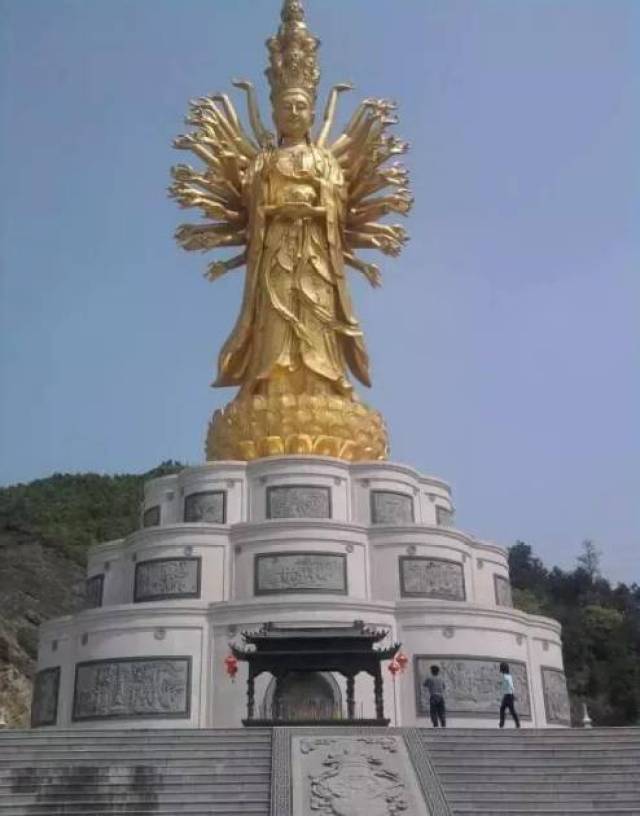 山脚的一池水倒映出观音像,也倒映出蓝天白云与佛像的登对,味还未到