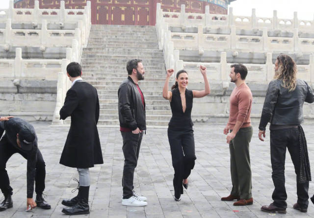 主演盖尔·加朵(神奇女侠),本·阿弗莱克(蝙蝠侠),亨利·卡维尔(超人)