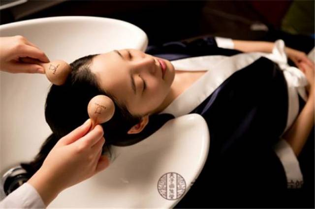 如今头皮理疗已经是风靡全球的保养首选,最易被你忽略的地方才是你最