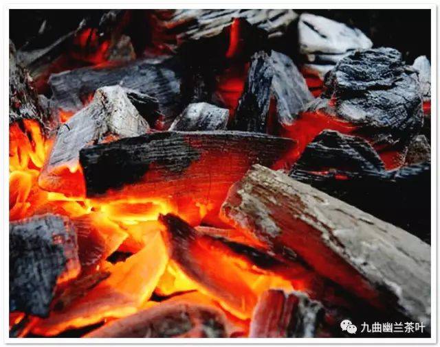 杂味,就会用高火功去焙茶,试图用浓重的焙火香去掩盖茶叶的缺点