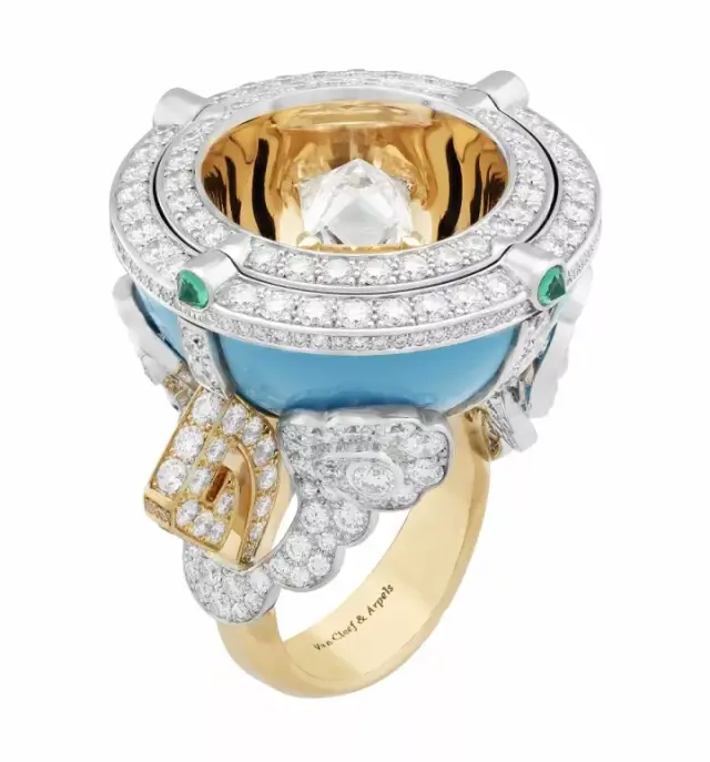 打开后显现其中隐藏的锥形钻石